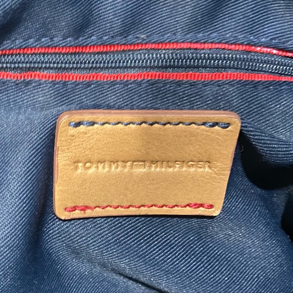 Gently used Tommy Hilfiger medium-size handbag. In good condition. - Picture 4 of 4
